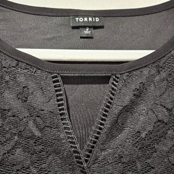 torrid Tops - TORRID BLACK LACE BABY DOLL SLEEVELESS KEYHOLE TOP  2